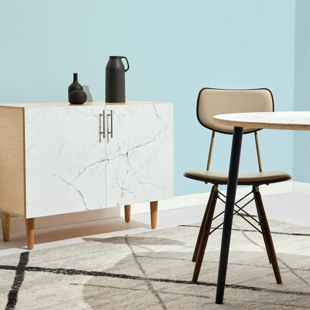 Cancel de cristal templado instalado en un baño con herraje metálico