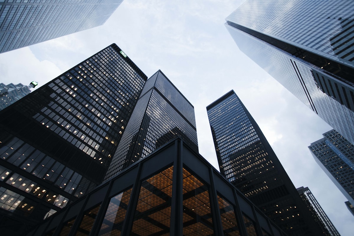 Fachada acristalada de una torre corporativa
